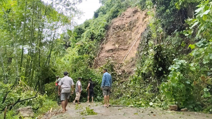 Longsor 30 Meter di Majene Sulbar, Akses Jalan Terputus Total!