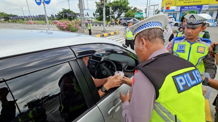 Cegah Supir Ngantuk Saat Berkendara, Polisi di Sragen Bagi-bagi Kopi