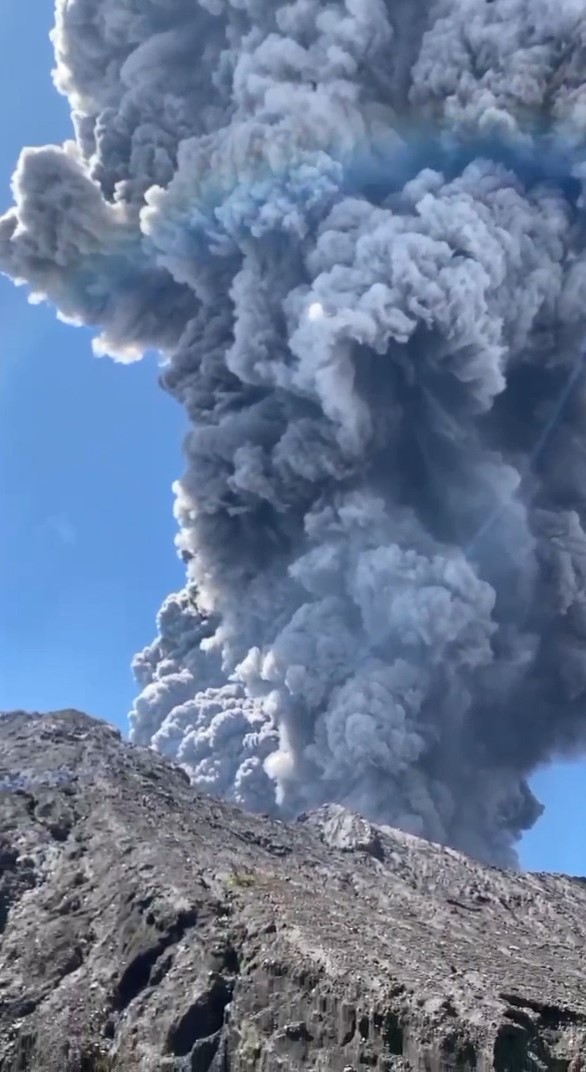 Detik-detik Pendaki Berlarian Menghindari Erupsi Gunung Raung