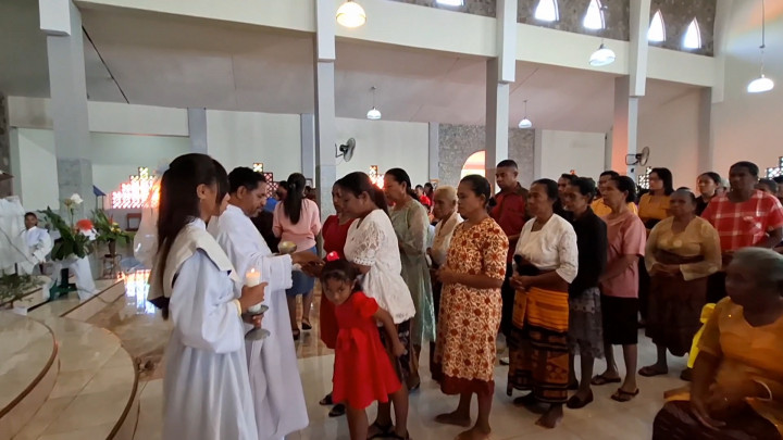 Ribuan Pengungsi Lewotobi Gelar Misa Natal, Imam Katolik Bagikan Hosti