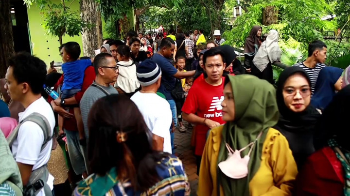 Musim Libur, Ribuan Wisatawan Padati Kebun Binatang Surabaya