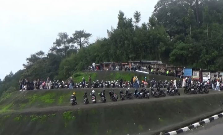 Libur Hari Natal, Tebing di Puncak Pas Cianjur Dipadati Wisatawan
