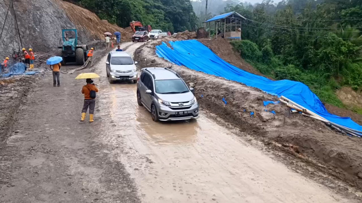 Jalur Ekstrem! Pengemudi Waspada Melintas di Jalan Nasional Batu Jomba
