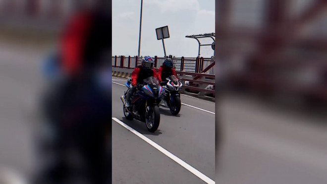 Arogan! Rombongan Moge Terabas Jalur Mobil Jembatan Suramadu