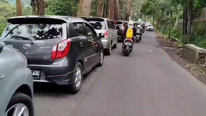 Arus Lalu Lintas Menuju Wisata Lembang Padat Merayap