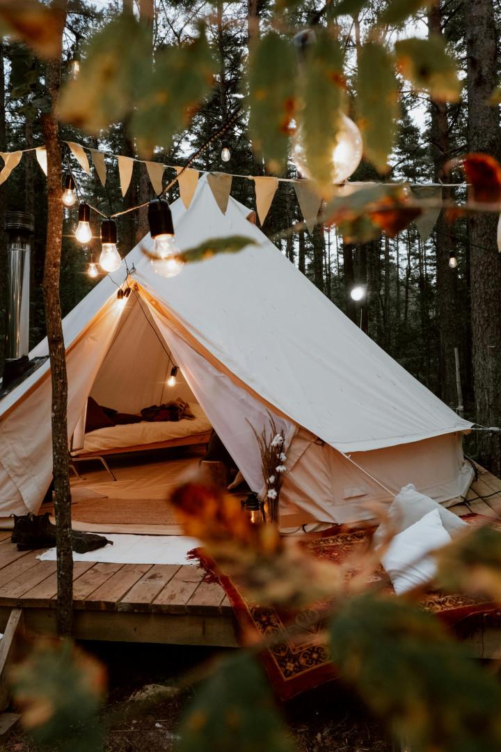 Jangan Khawatir, Inilah Tips Glamping di Musim Hujan