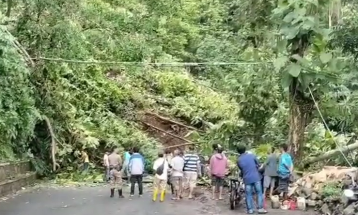 Tebing Setinggi 45 Meter di Sukabumi Longsor Memutus Jalan Nasional