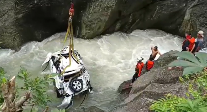 Diduga Sopir Ngantuk, Mobil Terjun ke Jurang 10 Meter  di Kebumen
