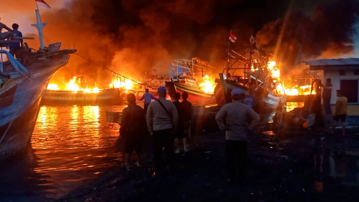Belasan Kapal Nelayan di Pelabuhan Tegal Terbakar Hebat