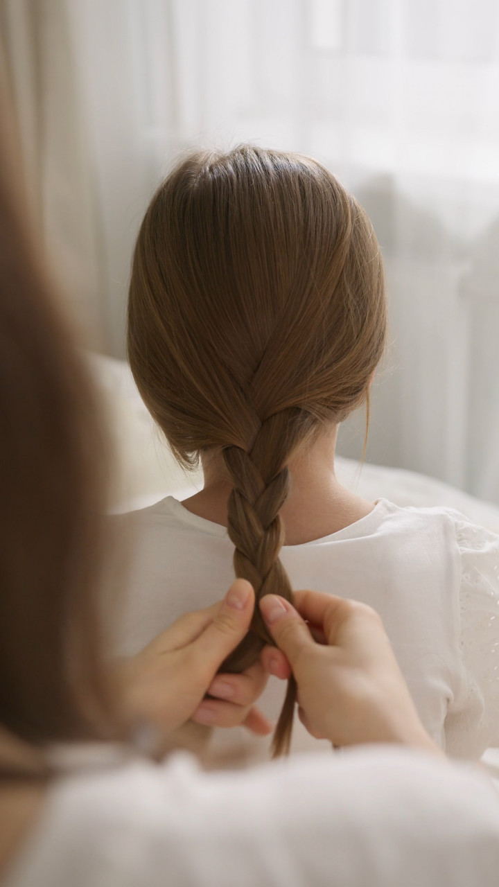 6 Penyebab Rambut Rontok yang Jarang Diketahui, Ada Eksem hingga Genetik
