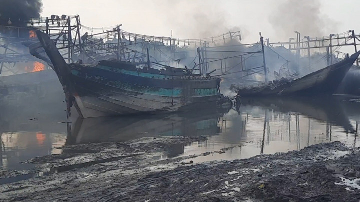 22 Kapal Hangus Terbakar di Pelabuhan Tegal, Api Kembali Berkobar
