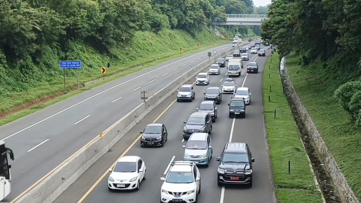 Libur Panjang, Arus Kendaraan di Tol Cipularang Padat