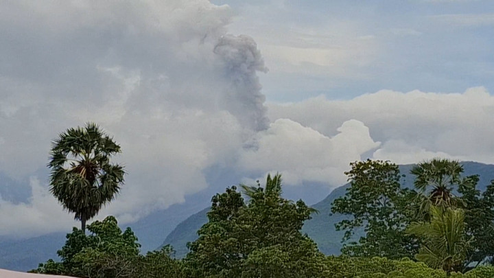 Level III Siaga! Gunung Lewotobi Meletus, Tinggi Abu 1.500 Meter