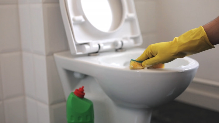 Simak! Ini 7 Kesalahan Saat Membersihkan Lantai Kamar Mandi