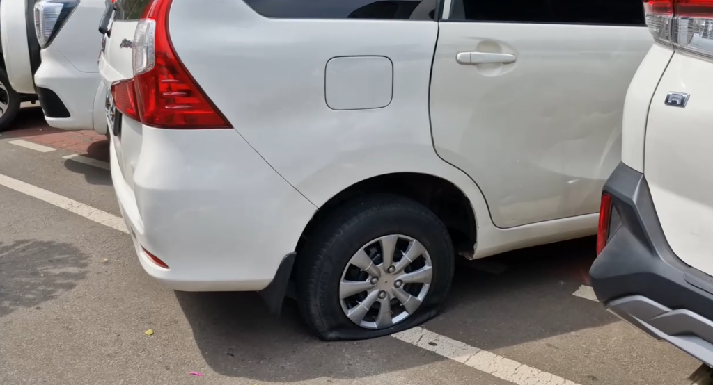 Parkir di Bahu Jalan Monas, Ban Mobil Wisatawan Dikempesi Dishub