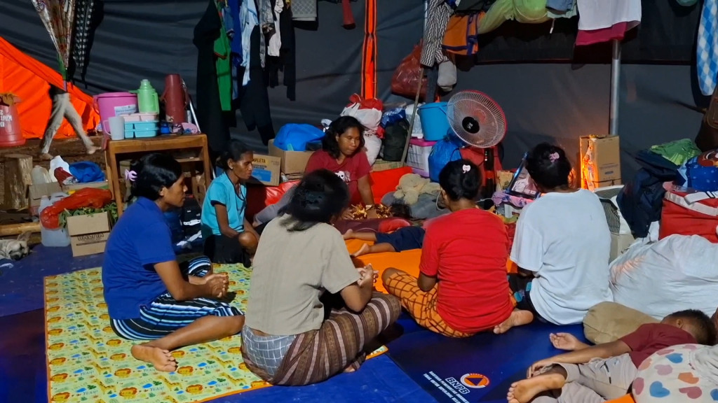 Korban Erupsi Gunung Lewotobi Rayakan Tahun Baru dengan Doa Bersama