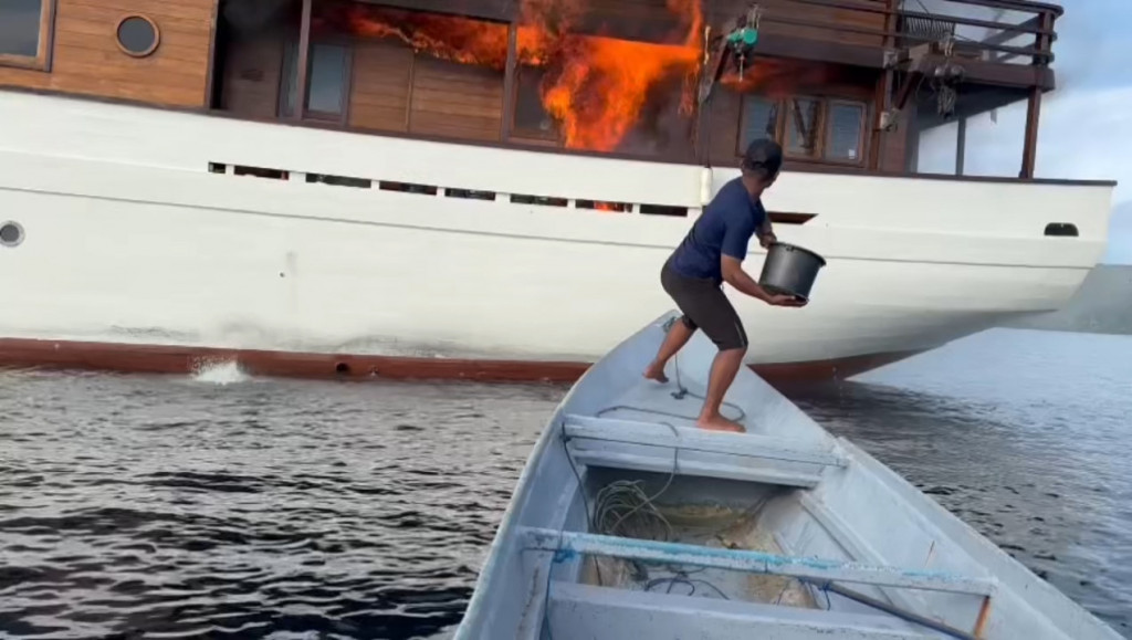 Kapal Pesiar Ocean Pure Terbakar di Perairan Raja Ampat
