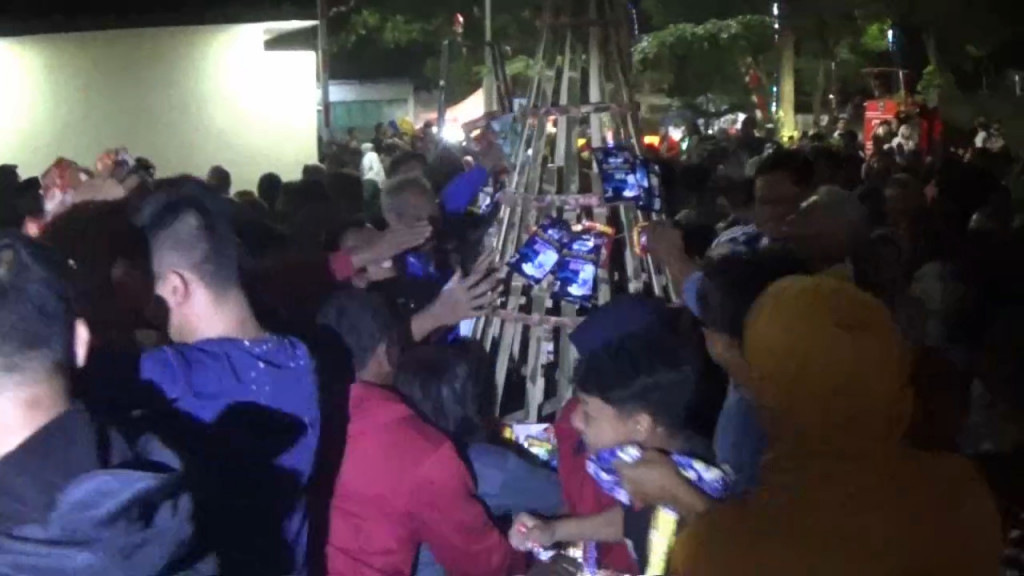 Sambut Tahun Baru, Warga di Magetan Rebutan Gunungan Sembako