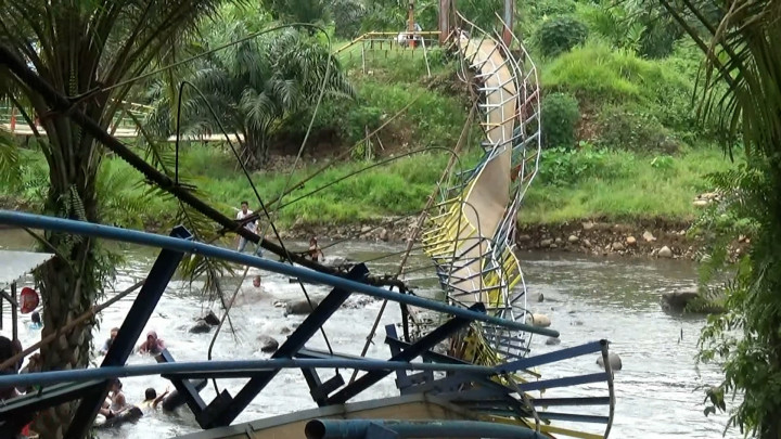 Jembatan Gantung di Lubuklinggau Putus, Puluhan Wisatawan Terluka