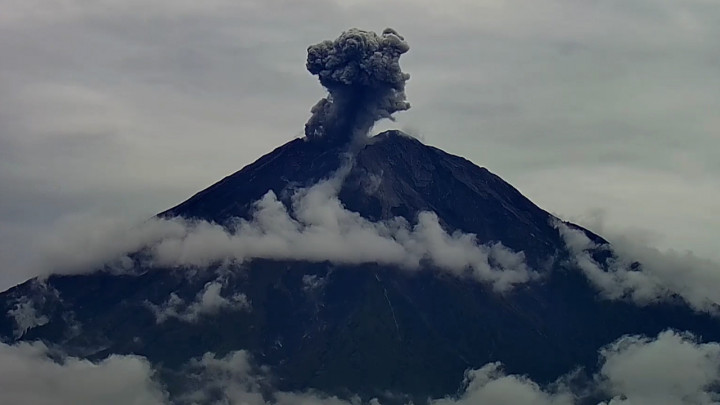 Gunung Semeru Kembali Alami Erupsi, Kolom Abu Capai 1.200 Meter