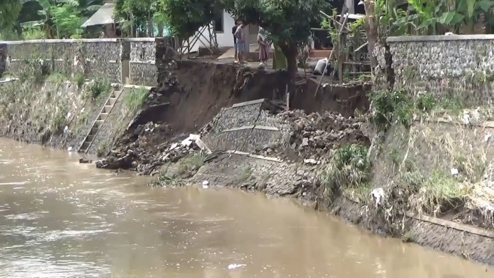 Plengsengan Sungai Welang Ambrol, Warga Khawatir Terancam Banjir