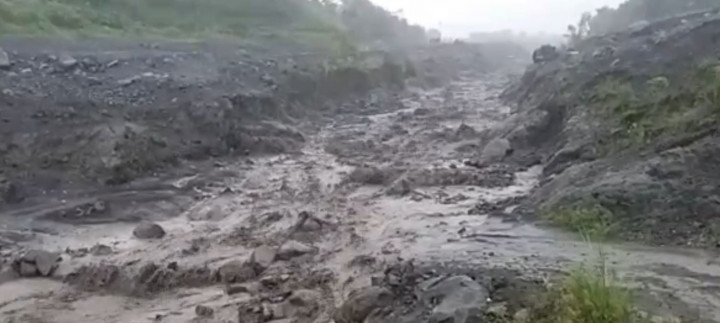 Detik-detik Banjir Lahar di Sungai Besuk Pasca Erupsi Gunung Semeru
