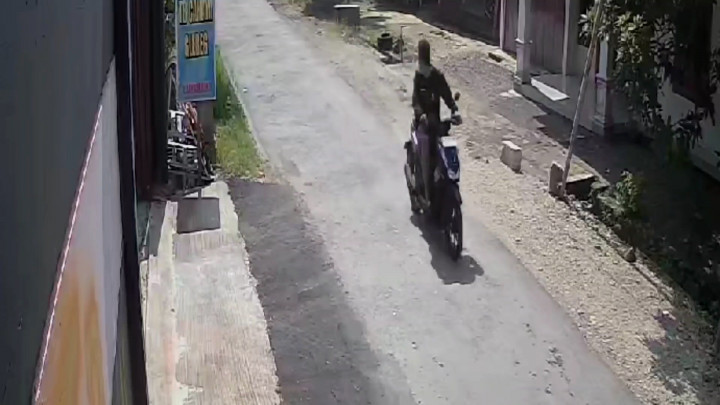 Siang Bolong, Maling Motor Beraksi Terekam CCTV di Rembang