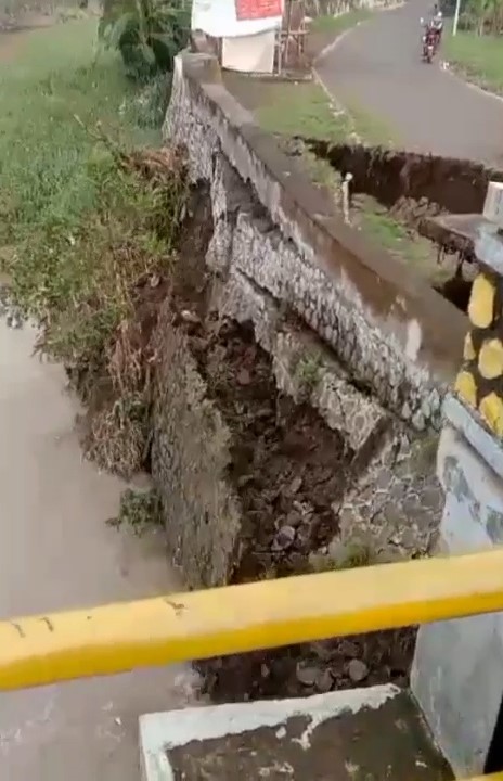 Plengsengan Jembatan Sungai Welang Pasuruan Ambrol