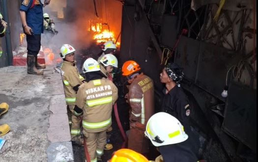 Gudang PKL di Bandung Ludes Terbakar, Kerugian Capai Ratusan Juta