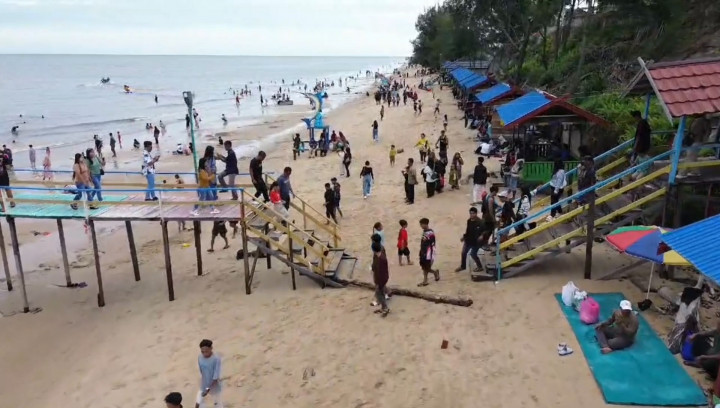 Akhir Libur Nataru, Pantai Ujung Pandaran Ramai Pengunjung