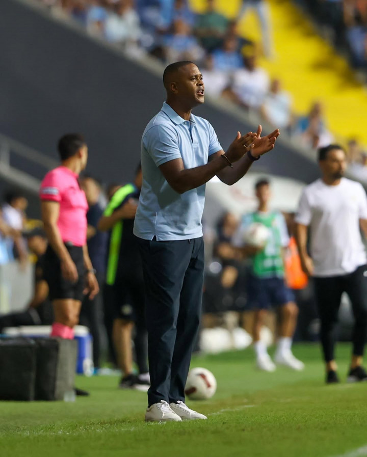 Agen Kluivert Ungkap Belum Deal Jadi Pelatih Timnas Indonesia