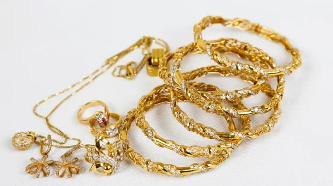 Kamu Harus Tau! Tips Mudah Merawat Kilau Perhiasan Emas