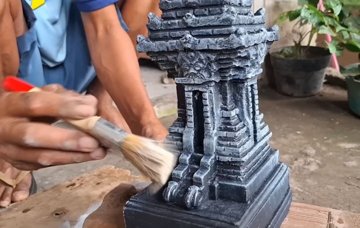 Kreatif! Petugas Kebersihan di Blitar Olah Abu Sampah Menjadi Miniatur