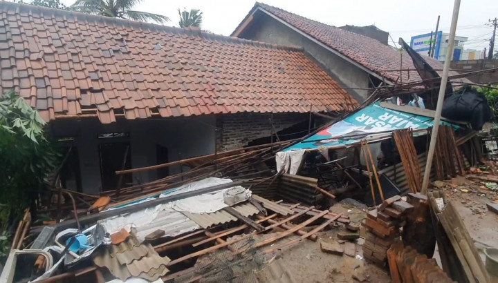 Rumah di Cilegon Ambruk Usai Tertimpa Pondasi 3 Meter