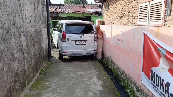 Misterius! Mobil Terparkir di Gang Sudirejo Medan, Tanpa Pengemudi