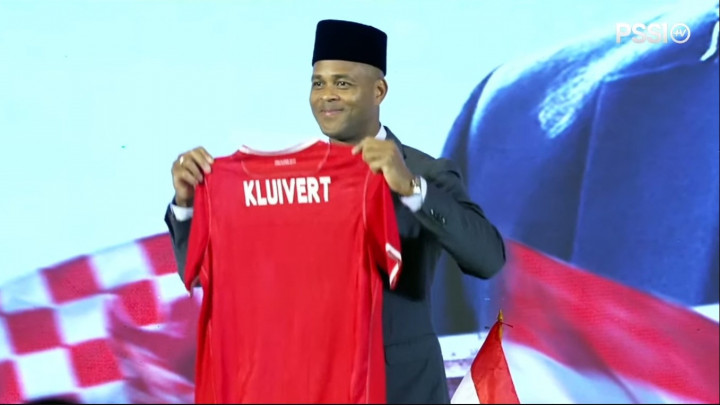 Pegang Jersey Timnas, Patrick Kluivert Tampil dengan Peci Hitam