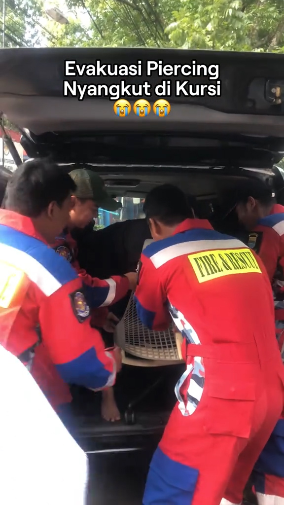 Kocak! Petugas Damkar Selamatkan Tindik Hidung yang Nyangkut