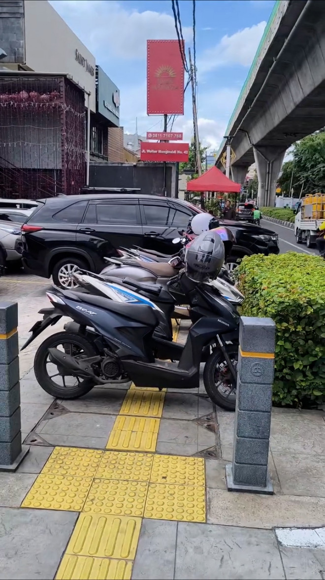 Trotoar di Wolter Monginsidi Jadi Parkiran, Bikin Susah Lewat!