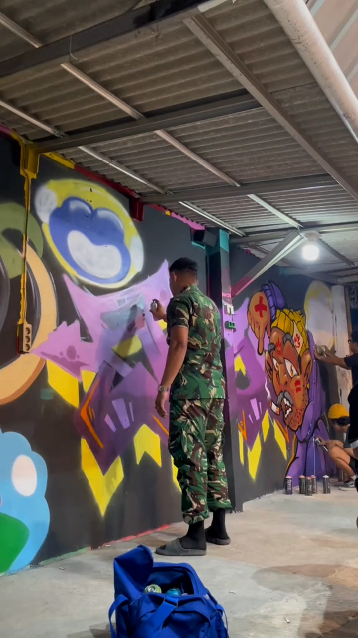 Bakat Terpendam! Seorang TNI Salurkan Hobi Graffiti Usai Bertugas