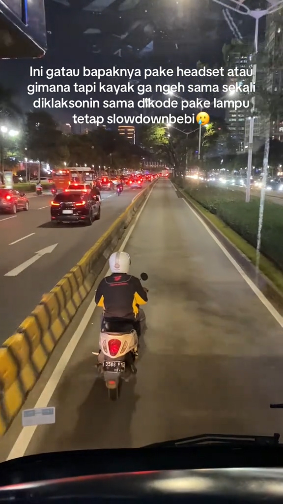 Bikin Gregetan! Sepeda Motor Ini Tetap Melaju Pelan di Jalur Busway