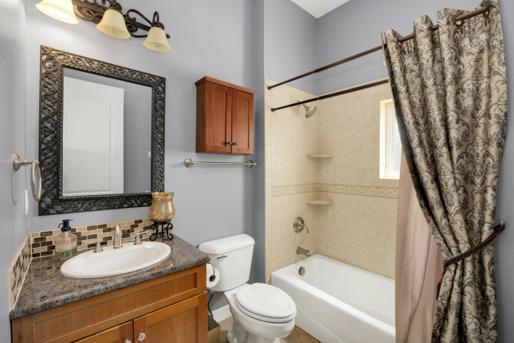 Kamar Mandi Kamu Terlihat Sempit? Mungkin Ini Penyebabnya