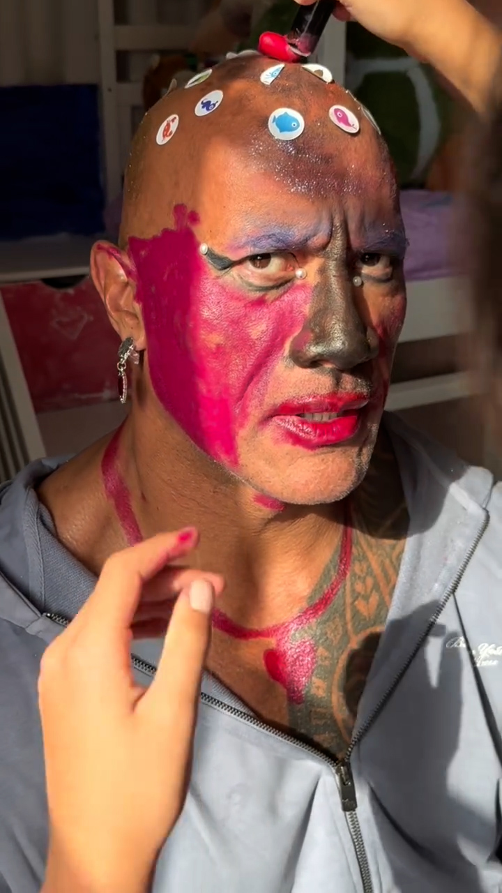 Jadi Kiyowo! Dwayne Johnson Pasrah Didandani Kedua Putrinya