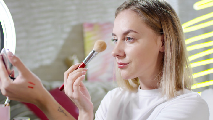 Ladies, Simak Yuk! Ini Urutan Make Up yang Benar agar Tahan Lama dan Tidak Mudah Pudar