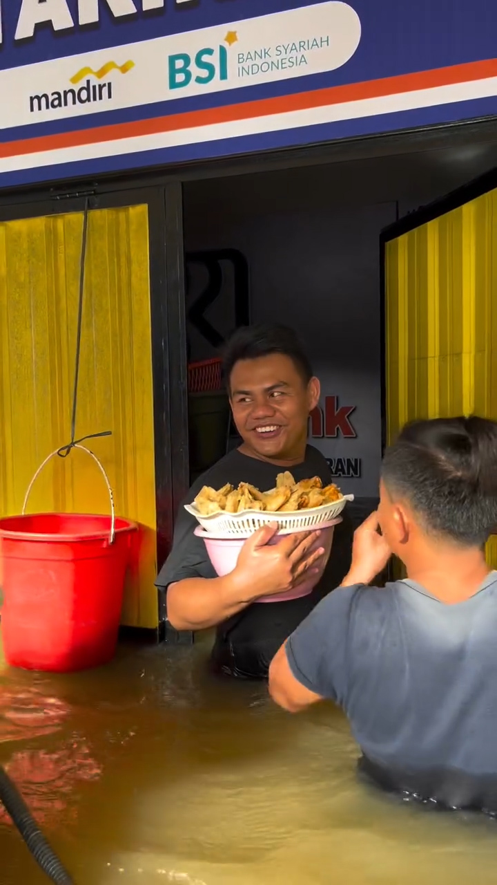 Definisi Negara Santuy, Tukang Gorengan Tetap Jualan Meskipun Banjir