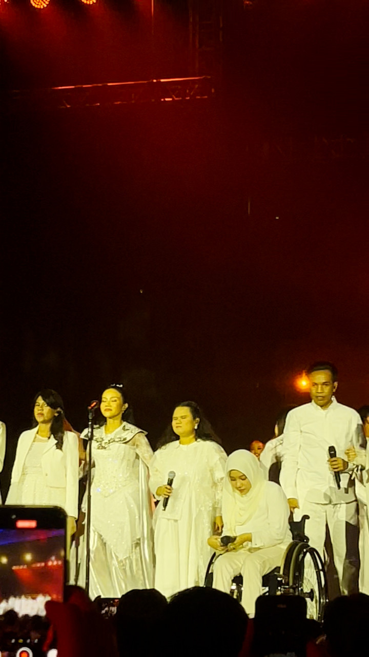 Panggung Emosional! Yura Yunita Nyanyikan 'Merakit' Bareng Difabel