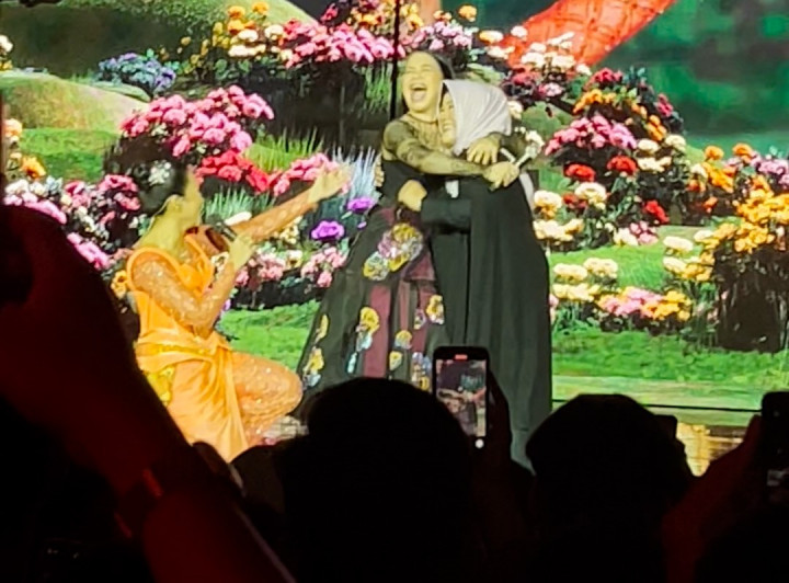 Kejutan Untuk Ibu! Ruth Sahanaya hingga Sal Priadi Hadiri Konser Bingah