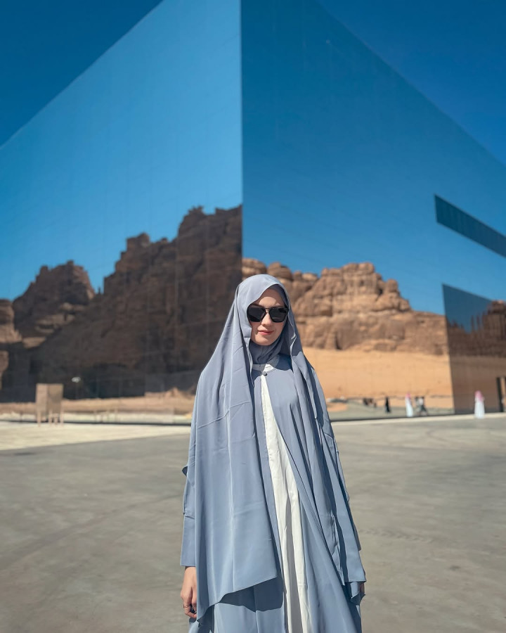 Curi Perhatian, Kimberly Ryder Tampil Anggun Dalam Balutan Gamis di Al Ula