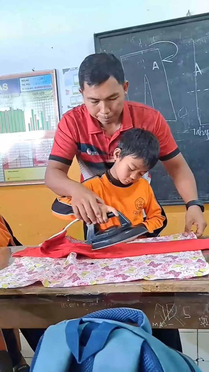 Guru SD Ajarkan Siswa Cara Setrika dan Lipat Baju, Sederhana Tapi Penting