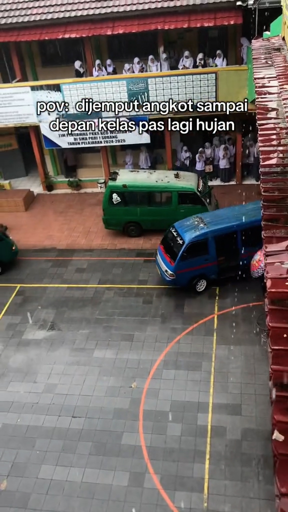 Beda dari Biasanya! Angkot Ini Jemput Siswa di Depan Kelas