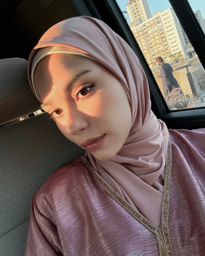 Vibes Muslim Eropa, Alyssa Daguise Tampil Menawan di Jeddah dengan Hijab dan Kaftan